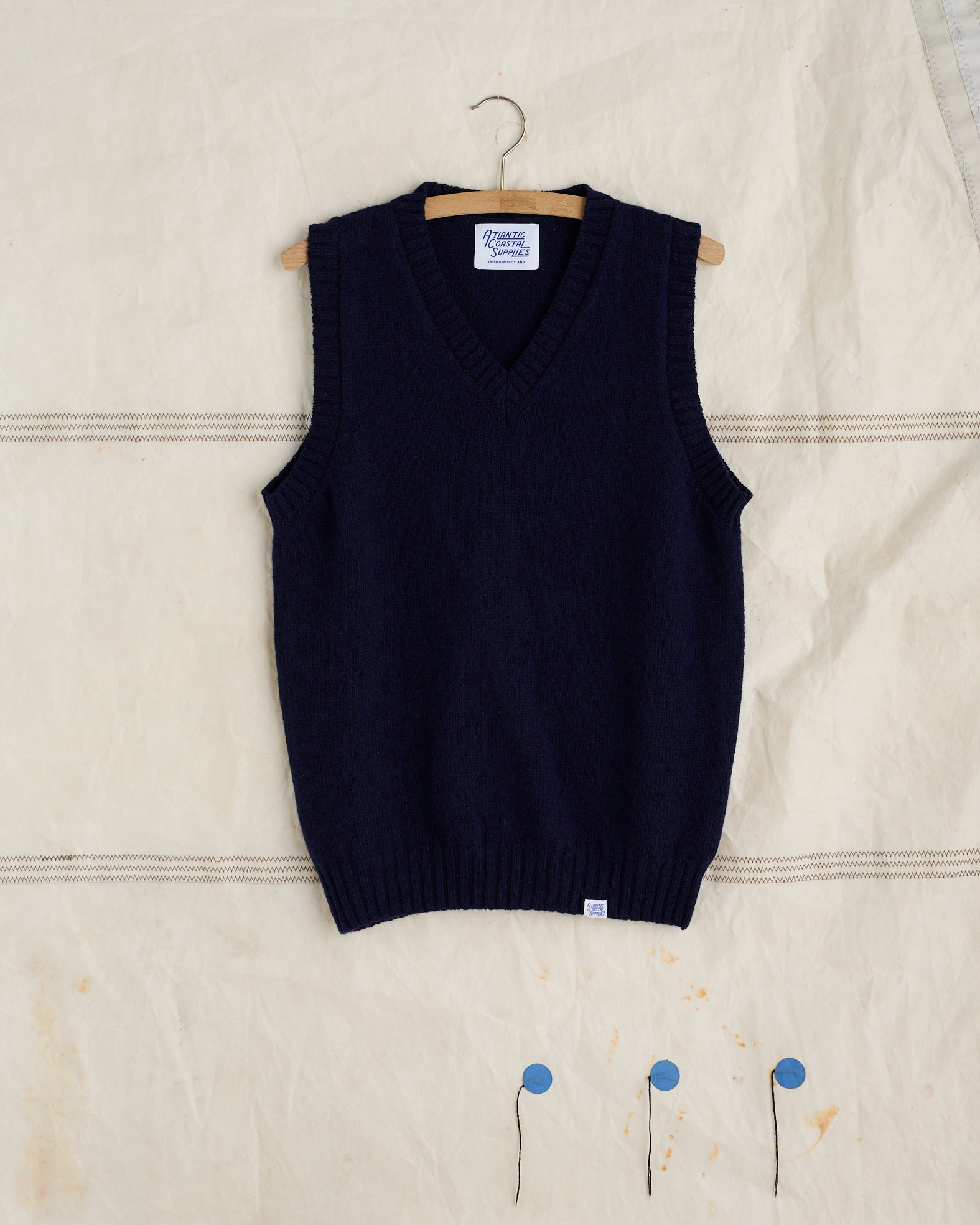 CASTER VEST KNITTED IN SCOTLAND NAVY